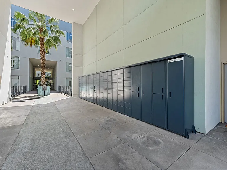 Conveniently pick up packages in secure lockers