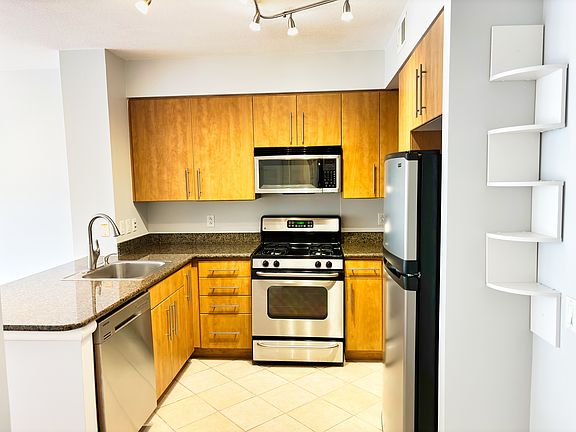 5th image of 1021 N Garfield St
