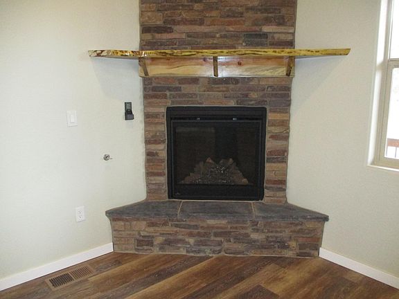 REMOTE CONTROLLED GAS LOGS FP W/ HEARTH& MANTLE