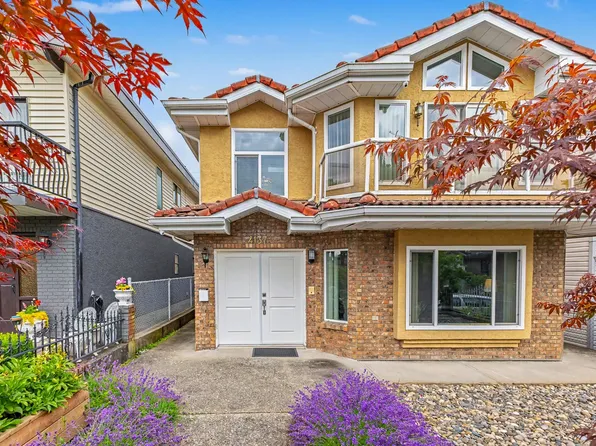 4137 Parker St, Burnaby, BC V5C 3C2
