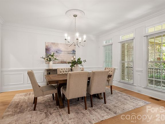 3rd image of 868 Savile Ln