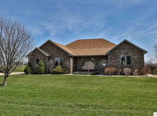 9628 Royal Wood Dr, Peosta, IA 52068