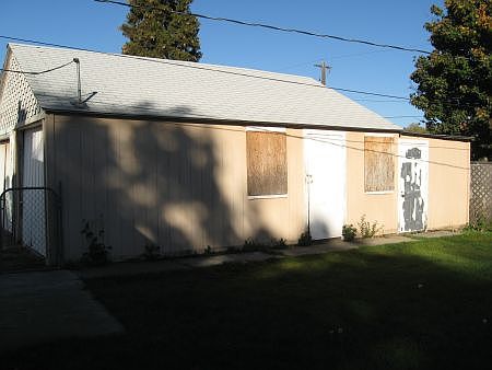 Garage w/ workstation room