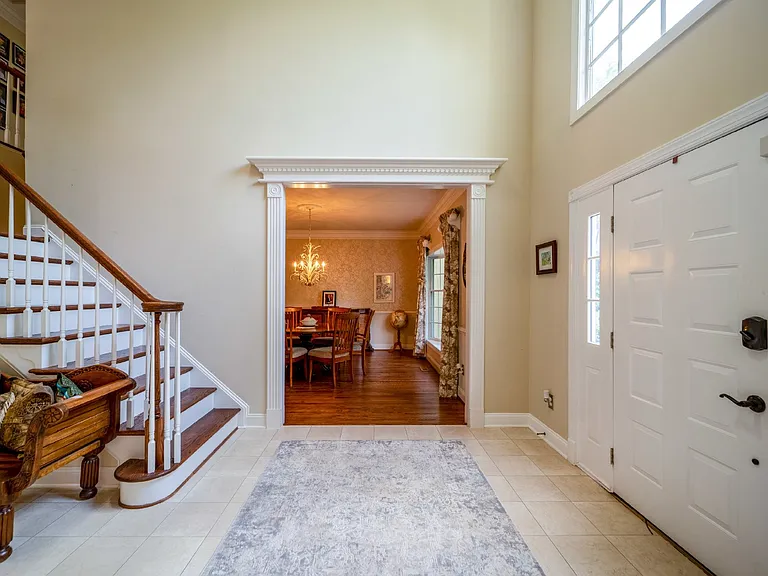 1115 Amanda Dr — Photo 3