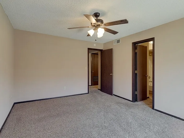 Aragon Apartments — Photo 14