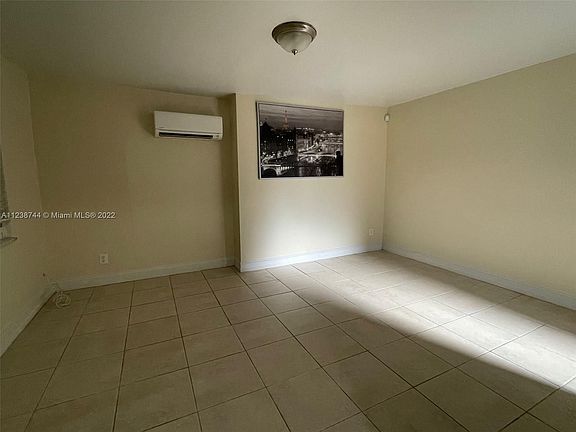 2nd image of 1642 Polk St Studio B
