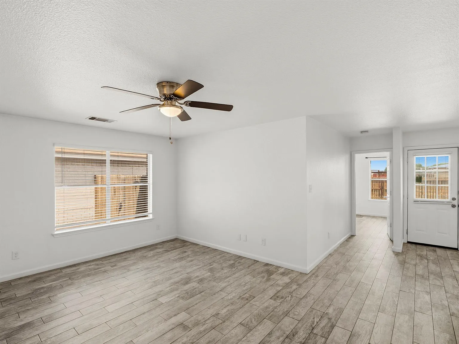 2 bed, 2.0 bath, 1054 sqft, $1,850 — Photo 4
