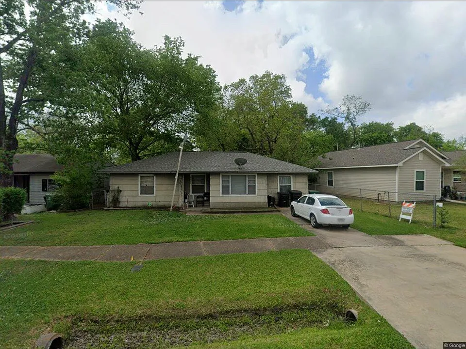 5322 Kenilwood Dr