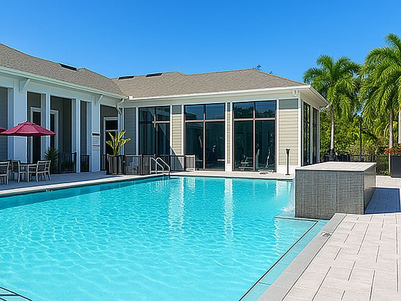 Apartments with a large outdoor pool in Fort Myers, Fl