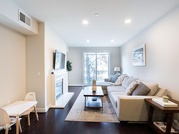 4th image of 14412 Killion St #203