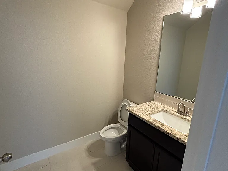3644 Queen Ct NE — Photo 8