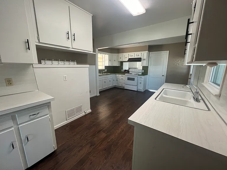 400 Draper Dr — Photo 29