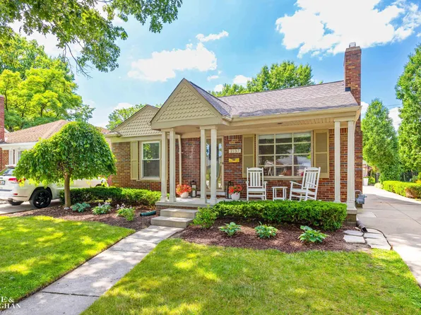 2137 Stanhope St, Grosse Pointe Woods, MI 48236