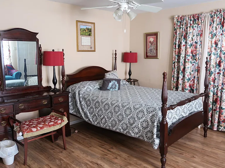 1547 W Agarita Ave #C — Photo 2