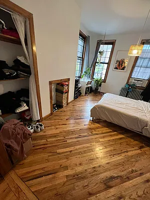 Rented by Delmark Realty LLC | media 4