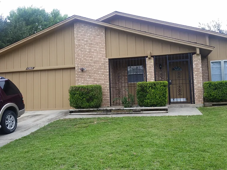 1302 Swope Dr — Photo 1