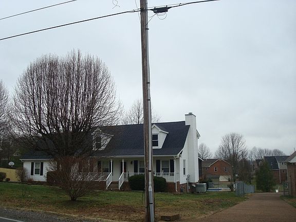 2nd image of 211 Lone Oak Dr