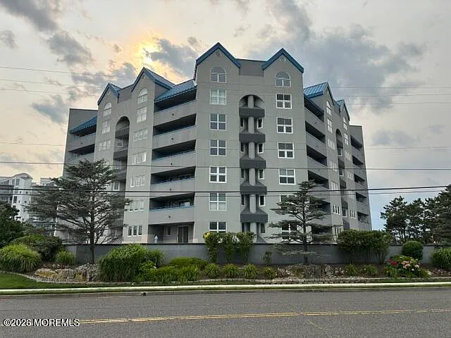 300 Ocean Ave N #D5 — Photo 1