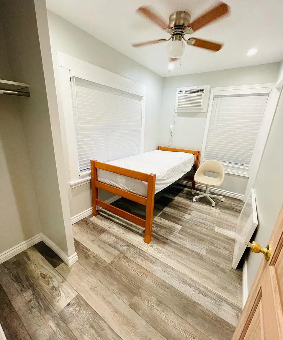 8 bed, 2200 sqft, $800 — Photo 4