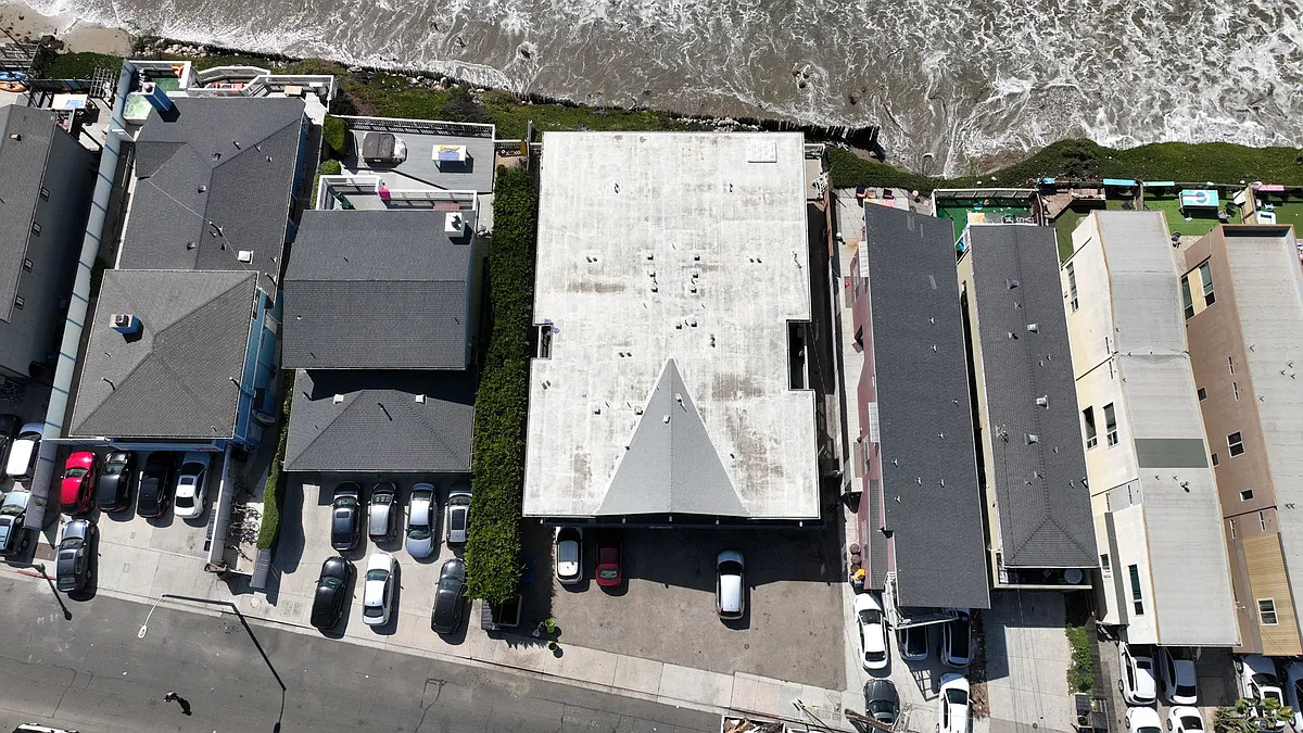 Building Photo - 6561 Del Playa Dr