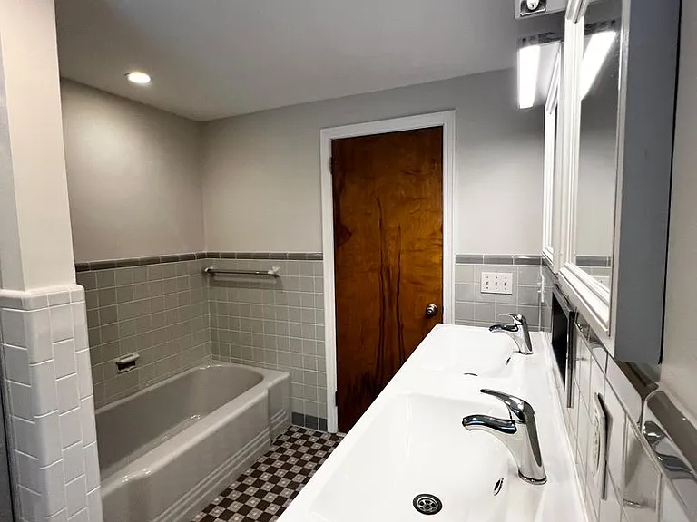 1360 Main St — Photo 38
