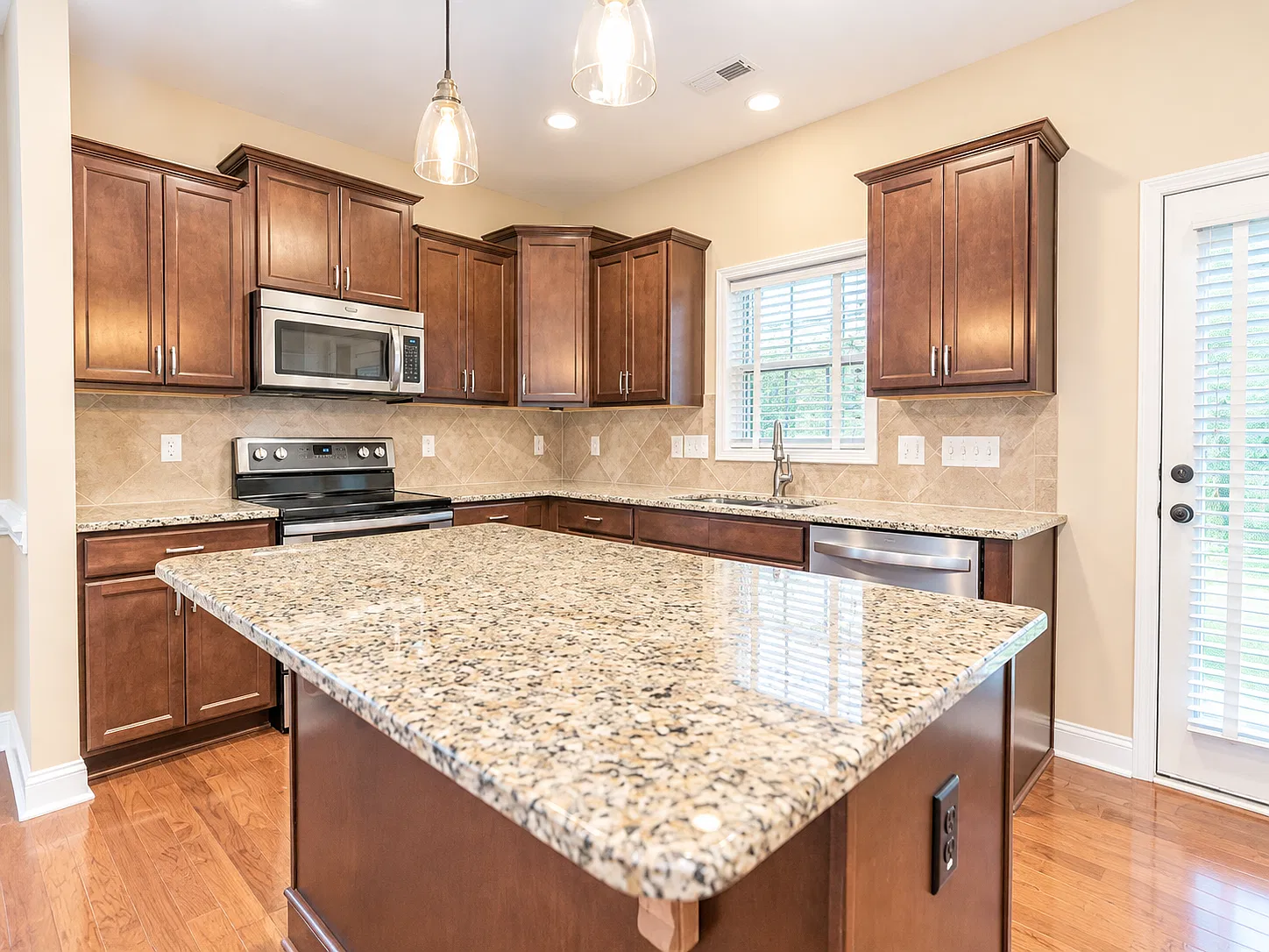 1 Fur Ct E — Photo 4