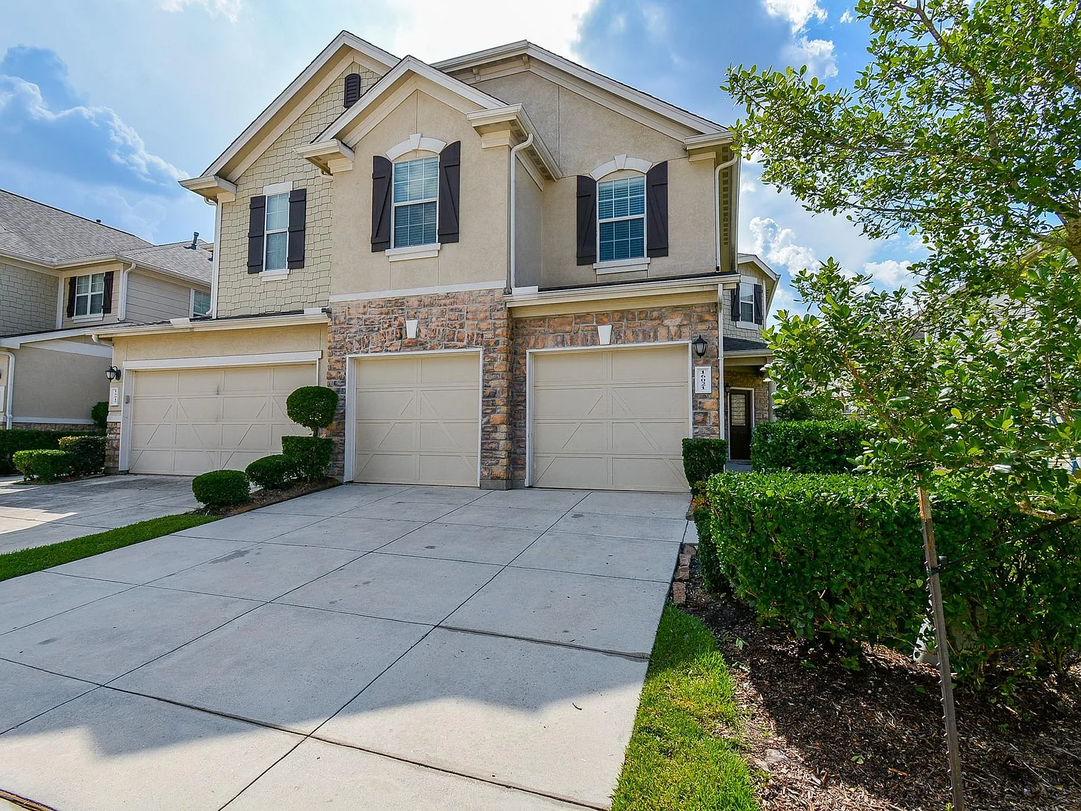 3 bed, 2.5 bath, 2009 sqft, $2,290 — Photo 3
