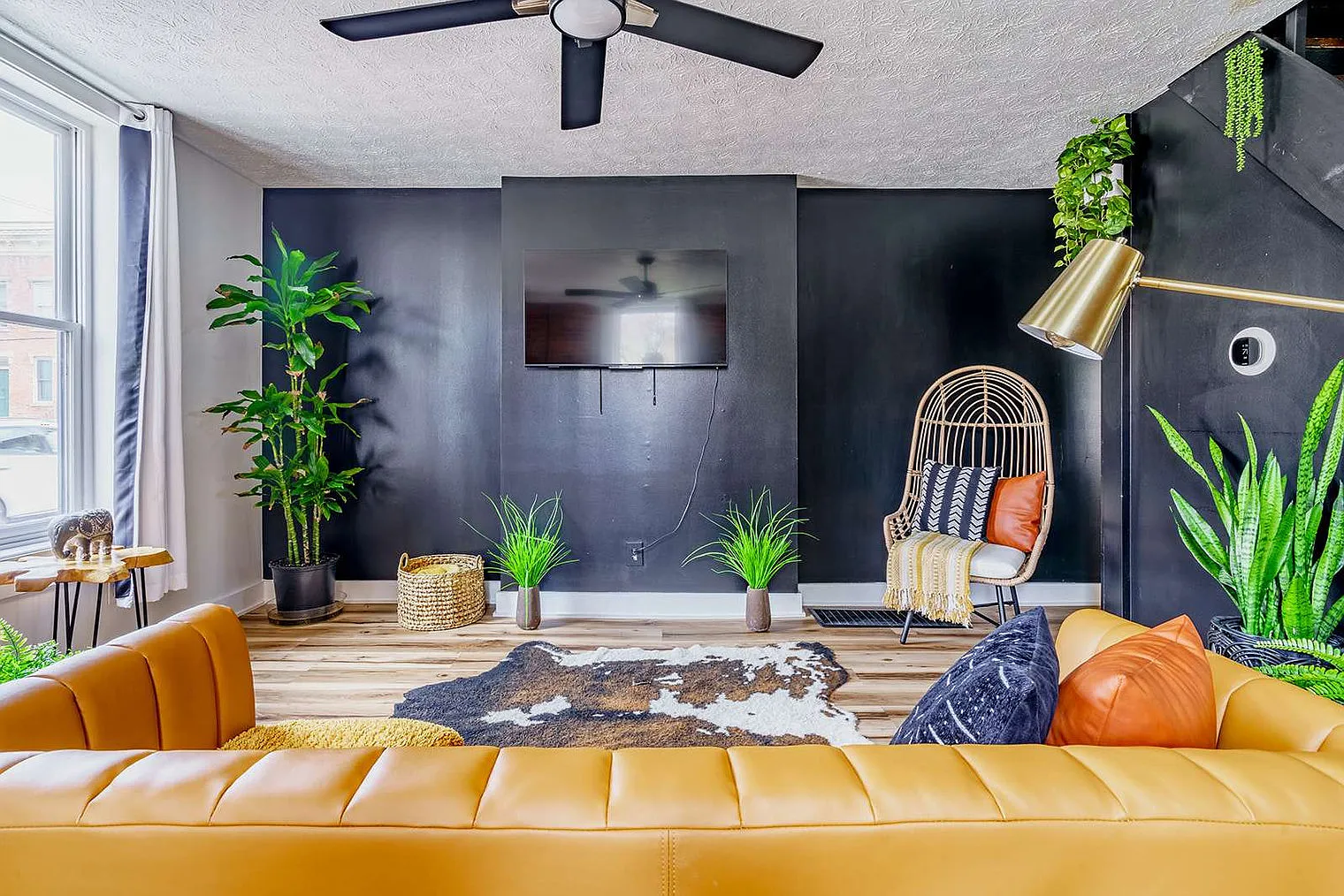 2 bed, 1.0 bath, 1496 sqft, $3,762 — Photo 4