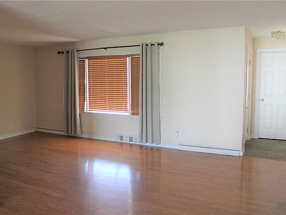 4th image of 907 N Broadway St