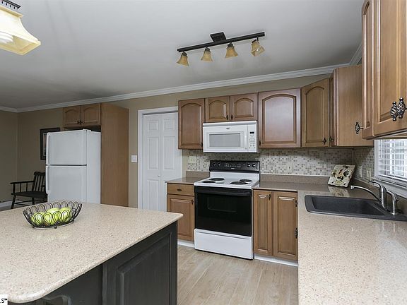 5th image of 8 Maria Louisa Ln