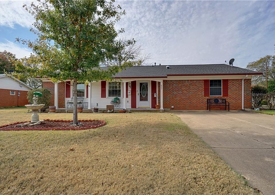 1st image of 825 N Ector Dr