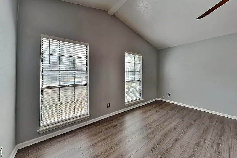 2 bed, 1.0 bath, 1100 sqft, $1,750 — Photo 2