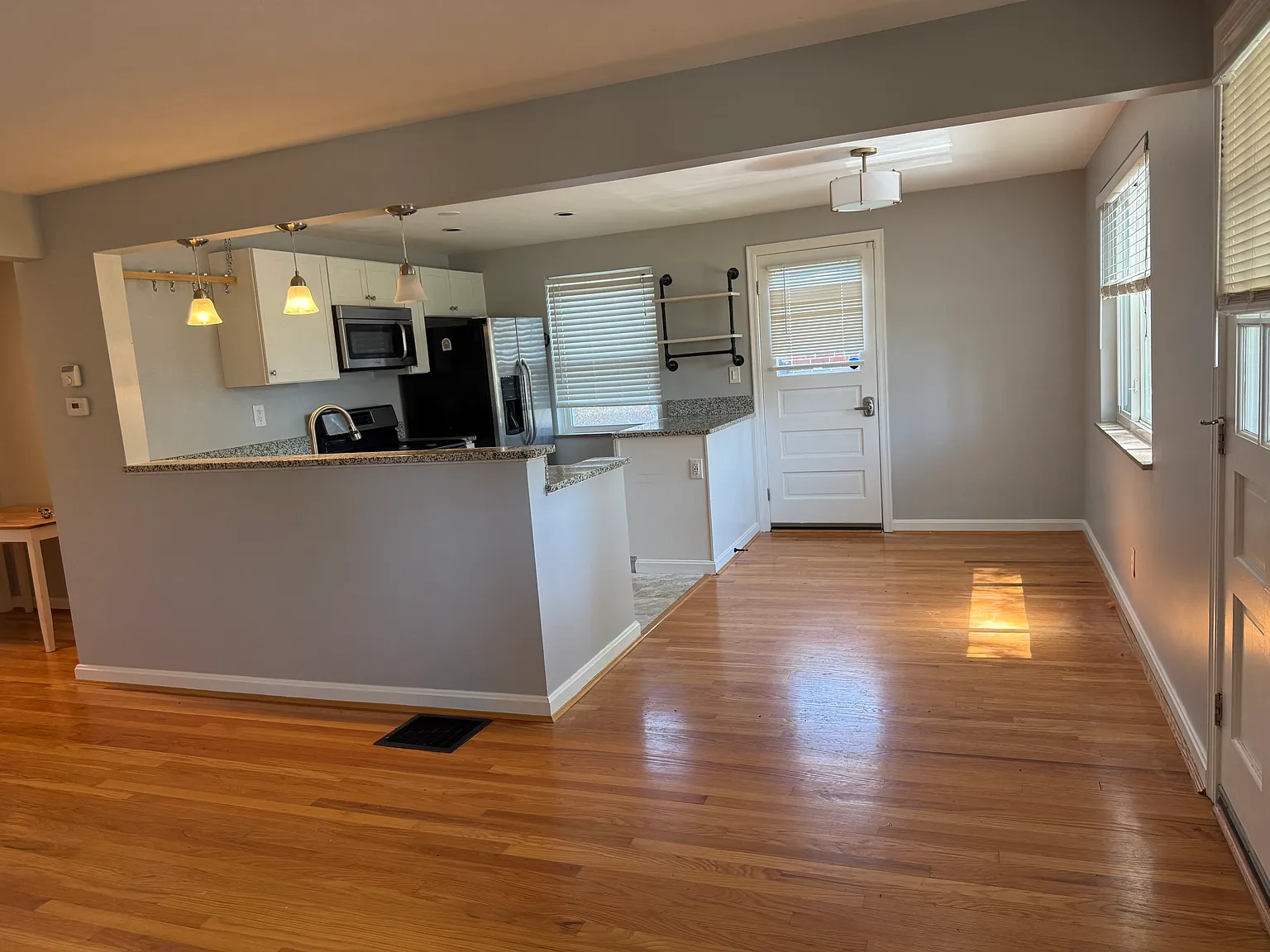 2 bed, 850 sqft, $1,900 — Photo 3