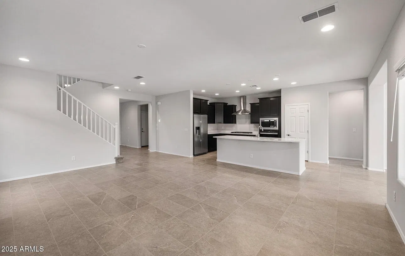 4 bed, 3.5 bath, 3158 sqft, $3,000 — Photo 3
