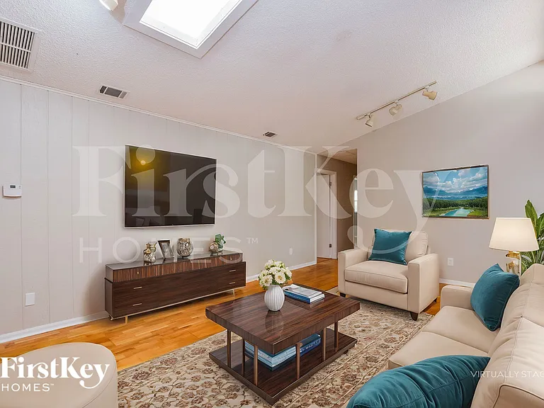 111 Slade Dr — Photo 3