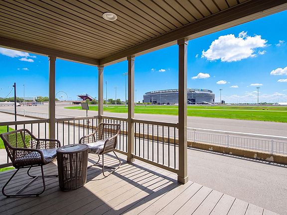 Exterior Image-3-Colony 106ANT Oak Tree