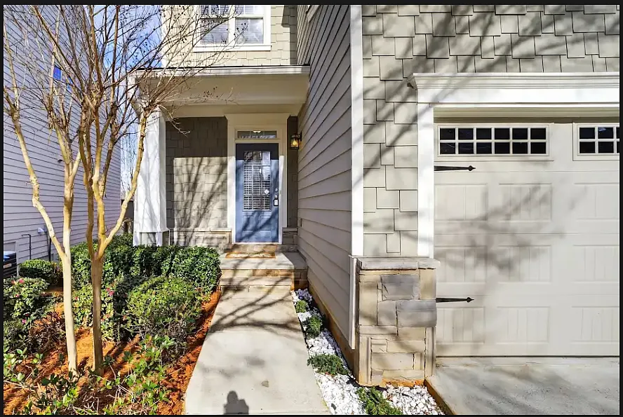 5 bed, 3825 sqft, $2,995 — Photo 2