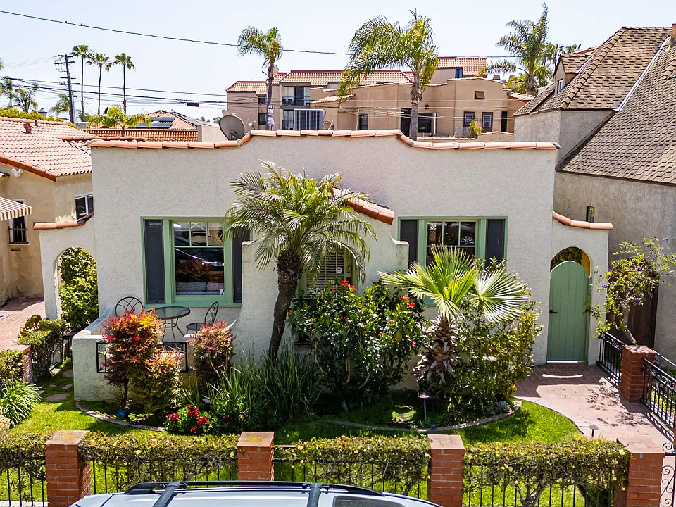 210 Santa Ana Ave