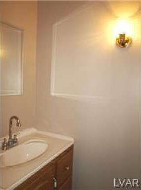 4th image of 122 E Chestnut St