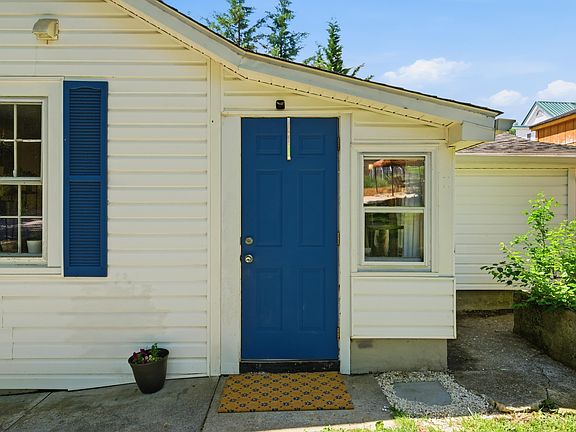 5th image of 220 Mitchell St SW