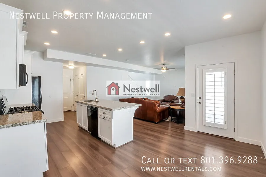 Enchanting 3-bed Townhome in Riverton — Photo 4
