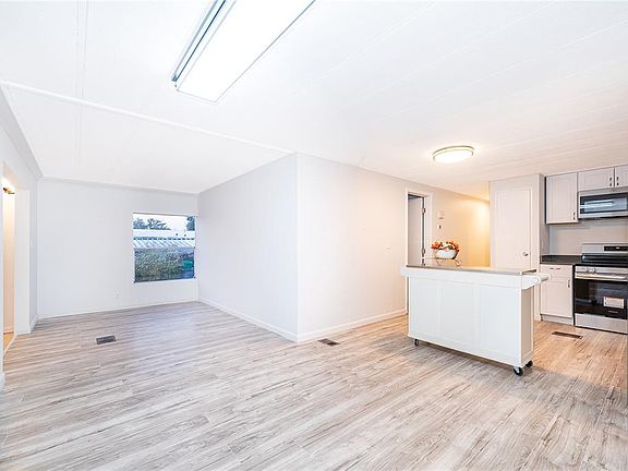 5th image of 29 Maplehurst Ave