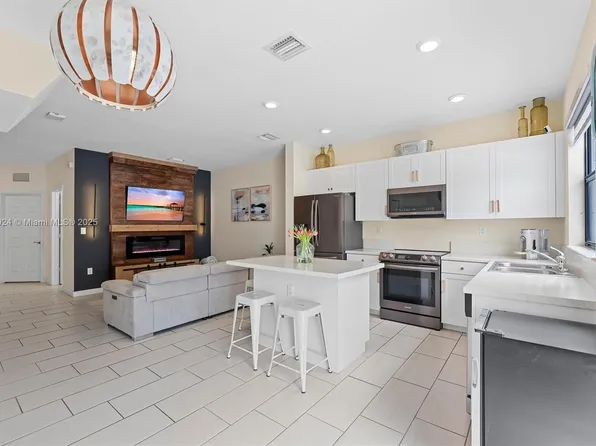 3370 W 106th Ter, Hialeah, FL 33018