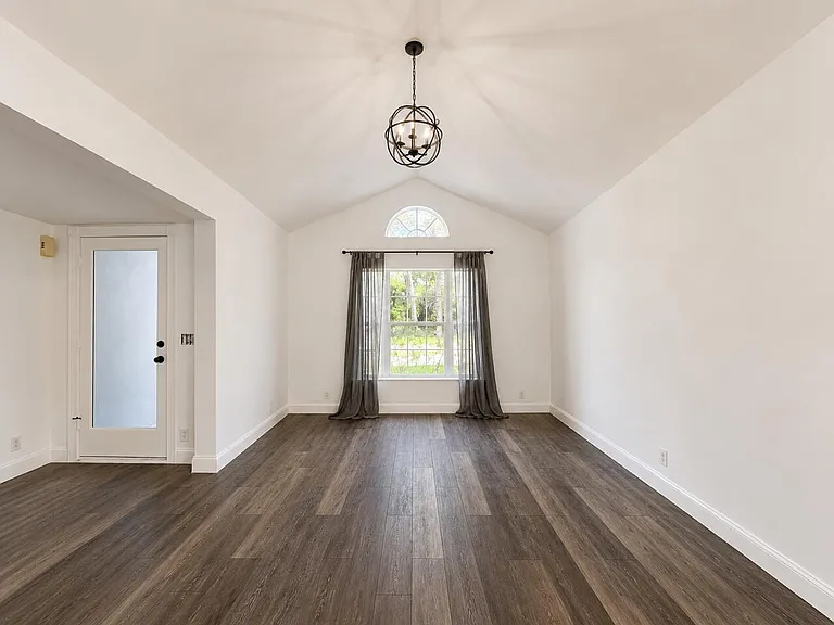 2393 Crawford Ct — Photo 4