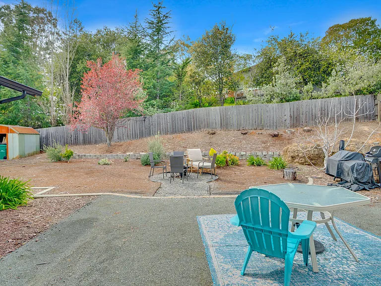 Moraga Dr — Photo 40