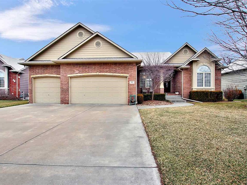 1st image of 822 N Crescent Lakes Cir