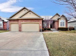 822 N Crescent Lakes Cir, Andover, KS 67002