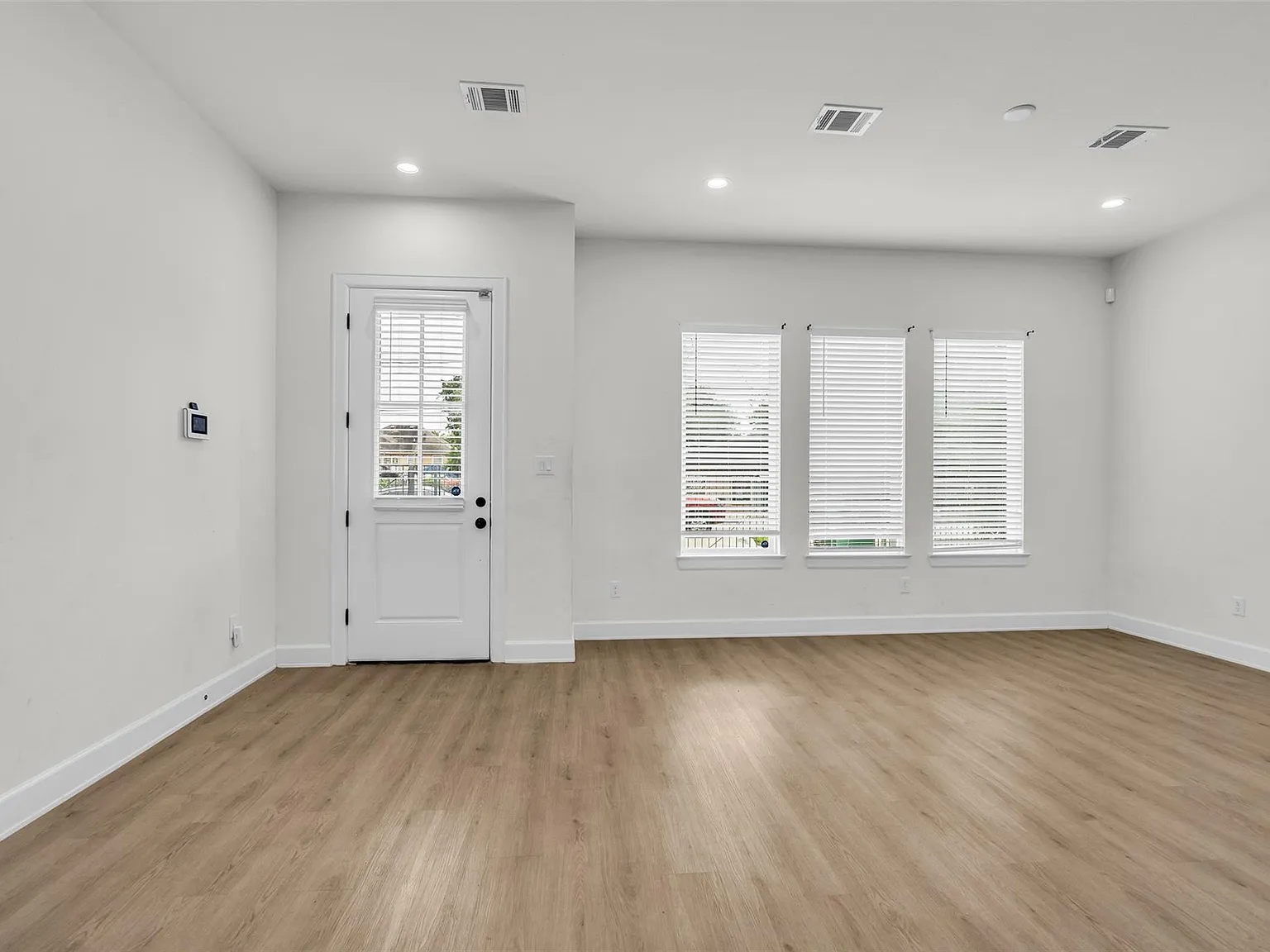 3 bed, 3.0 bath, 1168 sqft, $2,250 — Photo 2