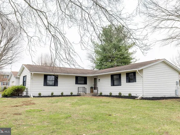 1286 Fox Den Dr, Chambersburg, PA 17202