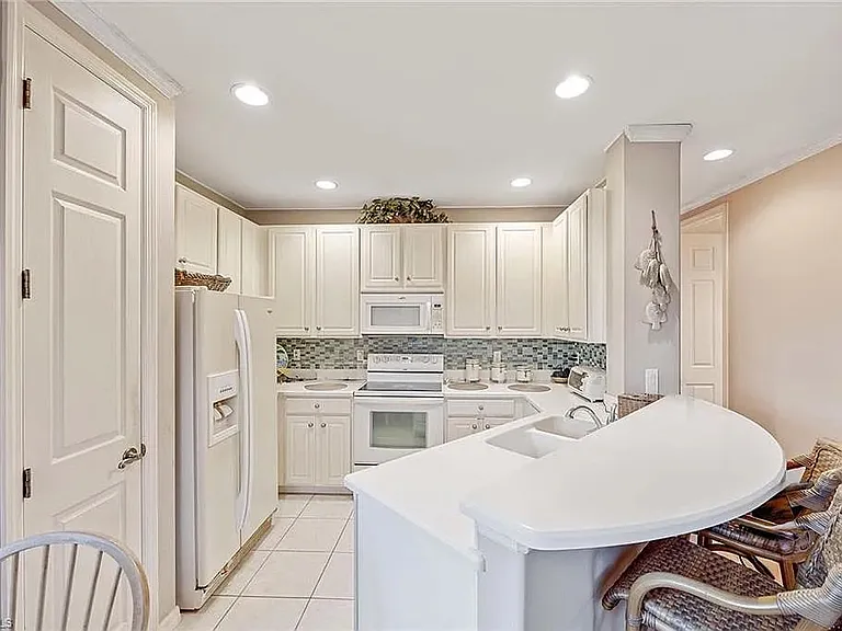 1379 Artesia Dr E #601 — Photo 9